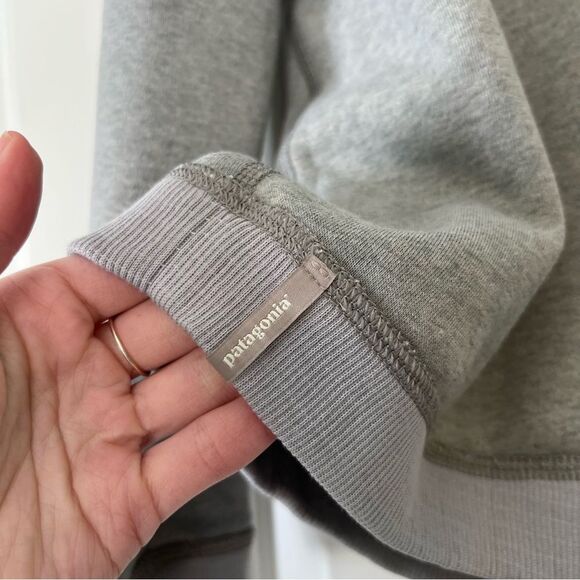 NWT Patagonia Women's Shearling Crew Fleece Reversible Sweatshirt in Salt Grey - Picture 4 of 6